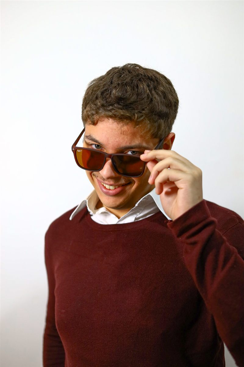 Retrato masculino de estúdio com óculos escuros